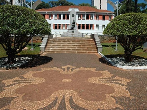 Praça, monumento e prédio